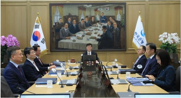 [이슈기획]금리 16개월째 요지부동...금리 묶고 성장률 높인 한은, 왜?