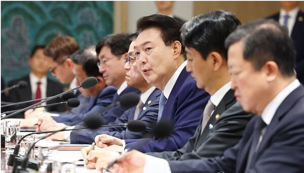 尹, "반도체 설비투자에 17조 지원...1조대 생태계펀드 조성"