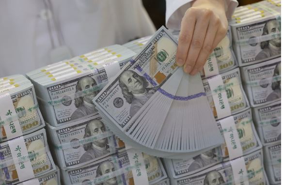 [이슈기획]외환보유액 4년만에 최저...쪼그라드는 '달러곳간' 문제없나