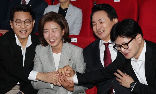 [한컷뉴스]여당 대표후보 4인, 손 꼮붙잡고 웃고 있지만