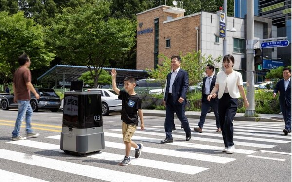 경찰청, 실외 이동로봇 안전 강화...로봇-신호체계 연동 추진