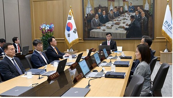 [이슈기획]집값·가계대출에 또 발목잡힌 기준금리...10월엔 풀리나