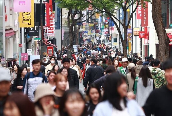 정부 "내수회복 조짐...부문별 온도차이는 여전" 진단
