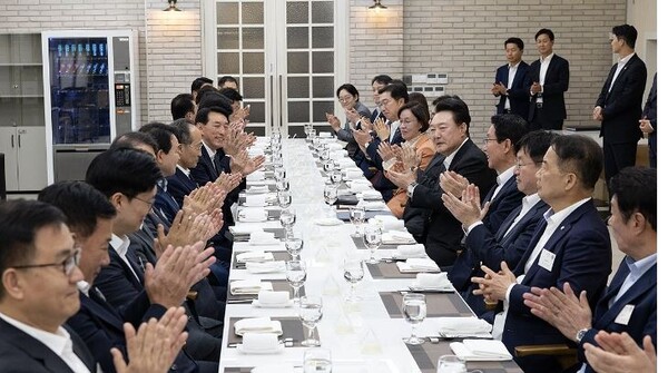 [한컷뉴스]韓빠진 만찬서 "우린 하나" 외친 尹