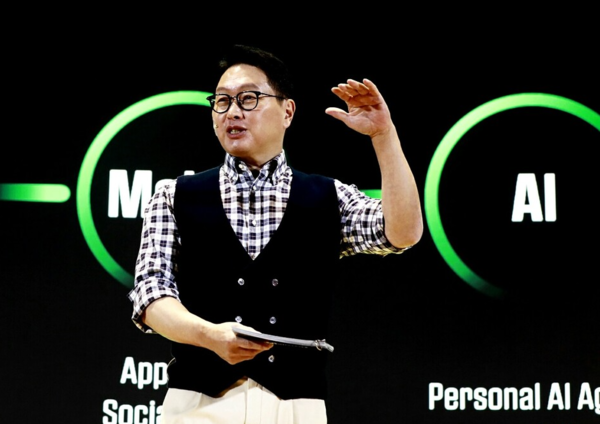 [줌인]최태원 "젠슨황이 조기 공급 주문한 HBM4, 내년 하반기 양산"