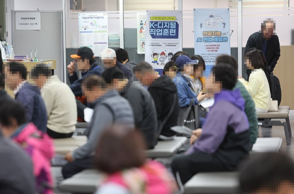 판매직 종사자 11만명 급감 '고용한파'...10년만에 세번째 감소폭