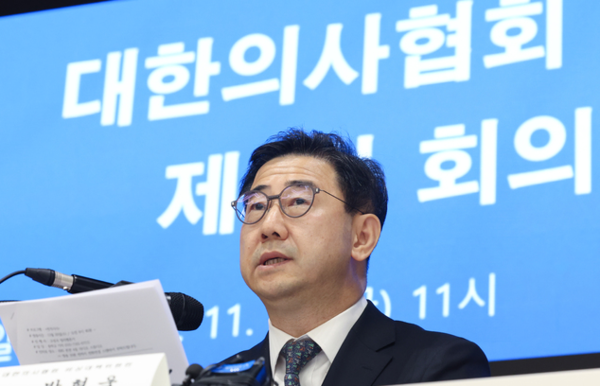 [500字칼럼]수험생은 어쩌라고 의대모집 멈추란건가