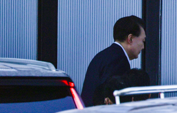 [이슈&]공수처, 헌정사상 초유의 현직대통령 체포..구속 기로에 선 尹
