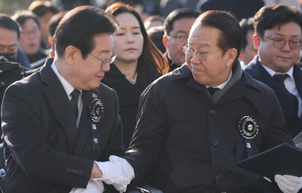 여야 지지율 뒤집혔다...국힘, 여론조사서 계엄후 첫 역전