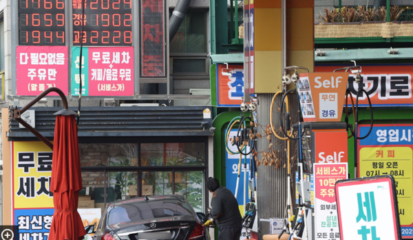 서울 휘발윳값 14개월만에 1800원대 재진입...1월 물가 '빨간불'