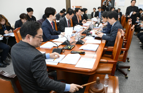 석달째 국회서 잠자던 'K칩스법', 기재위 소위 통과