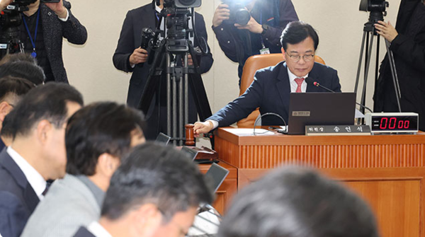 'K칩스법' 기재위 통과..."반도체 세액공제 5%p 상향" 가시화