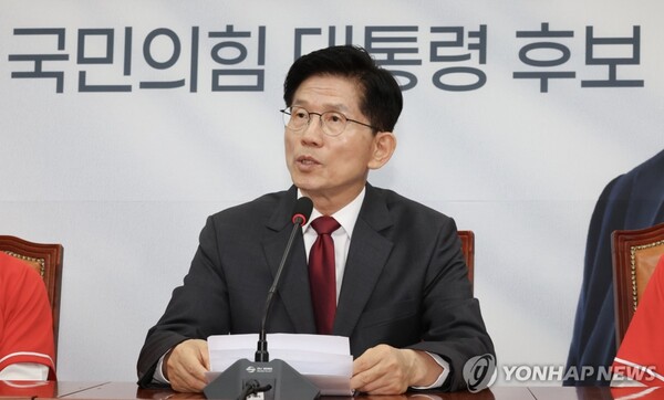 尹 "金후보가 결단 내려달라"… 金 "탈당은 尹이 판단할 문제"
