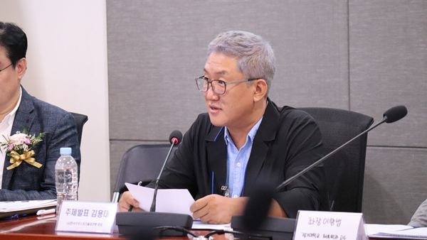 후원사 및 공동주관단체인 (사)한국프로스포츠홀덤연맹 김용대회장의 주제발표 장면