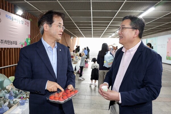 고양특례시, 지하보도 스마트팜에서 딸기 수확 기념행사 개최