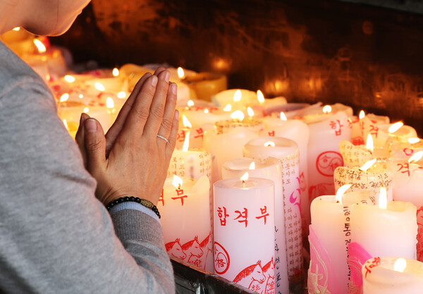 수능 한 달 앞두고 용주사 찾은 학부모들..."합격 기원"