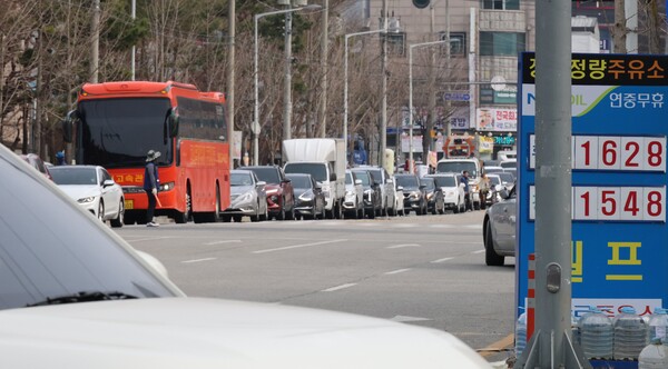 "1원이라도 싸게"…대전 최저가 주유소에 차량 행렬 '장사진'