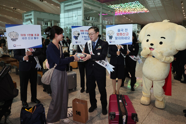 "몰랐다고 하기엔 너무 큰 불이익" 관세청, 출국 전 외화신고 당부 캠페인